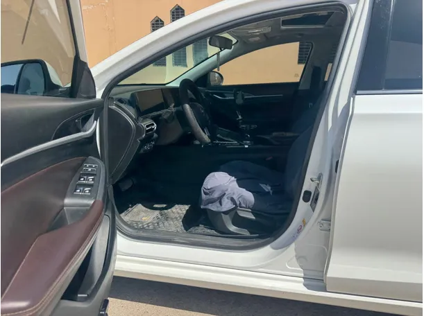 Car image 12