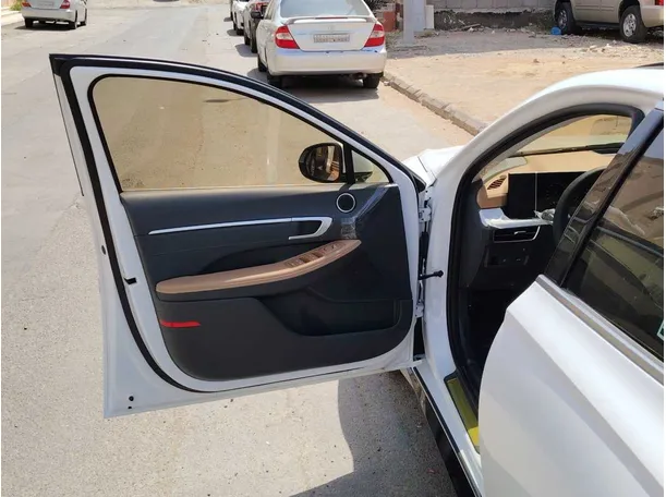 Car image 11