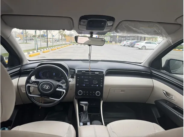 Car image 14