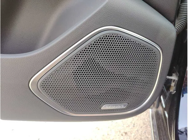 Car image 32