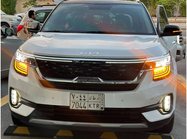 Car image 12