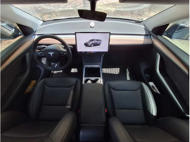 Car image 14