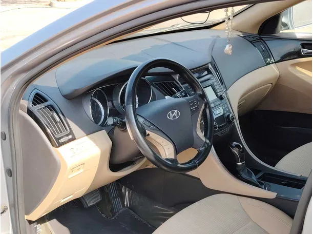 Car image 12