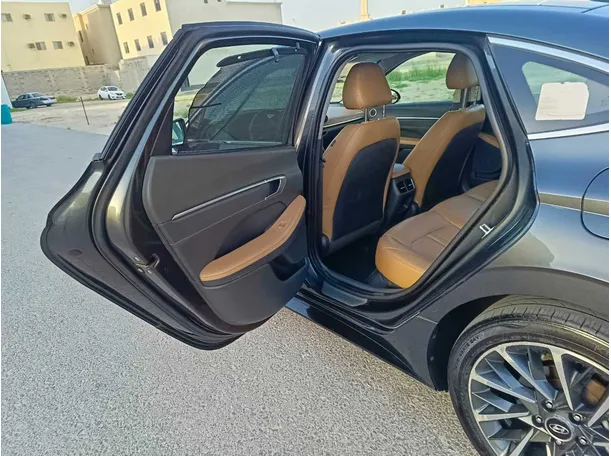 Car image 16
