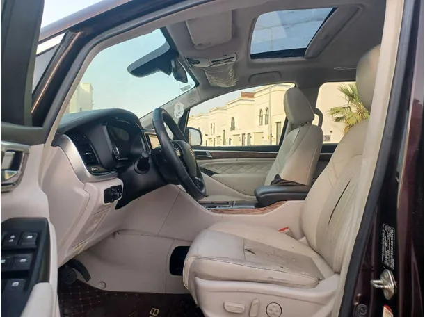 Car image 12