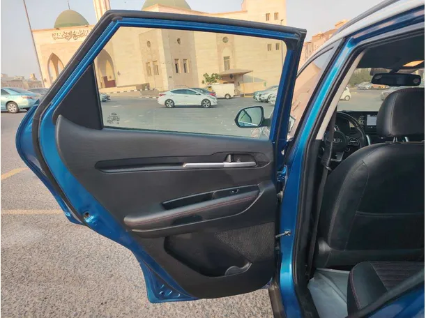 Car image 14