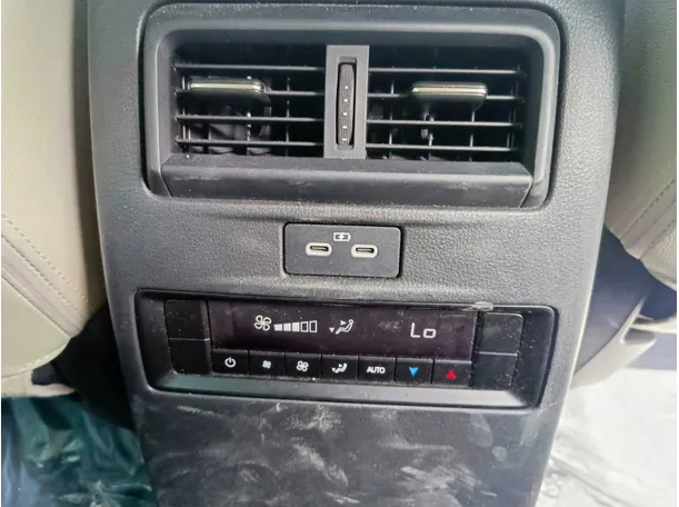 Car image 32