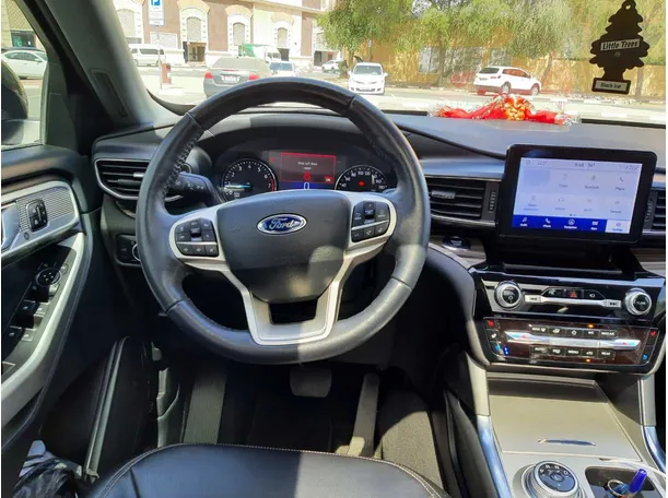 Car image 17