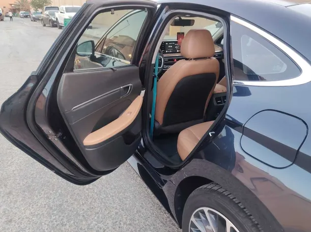 Car image 13