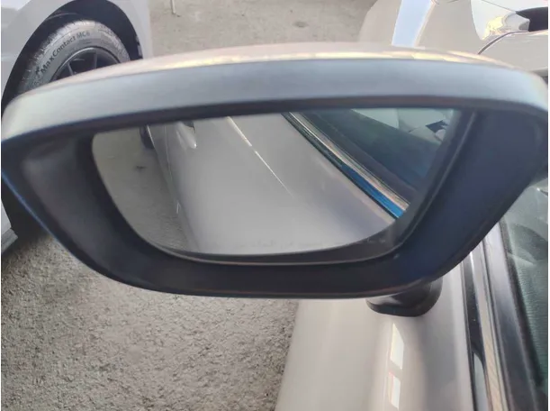 Car image 32