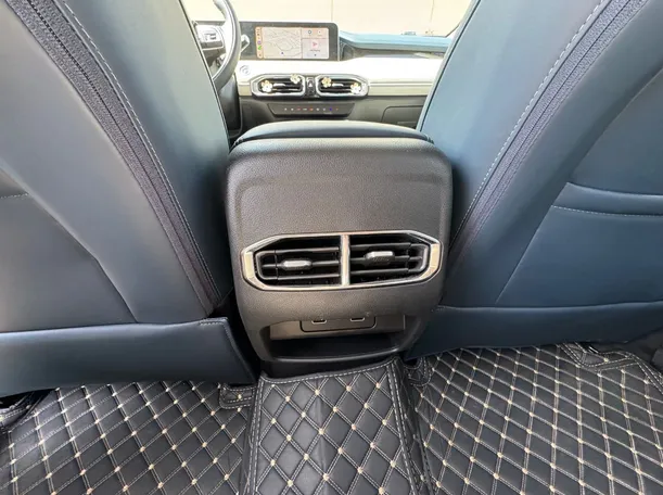 Car image 26