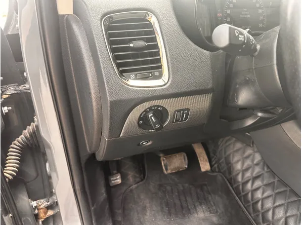Car image 28