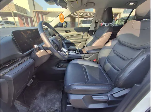 Car image 12