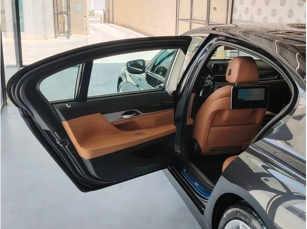 Car image 12