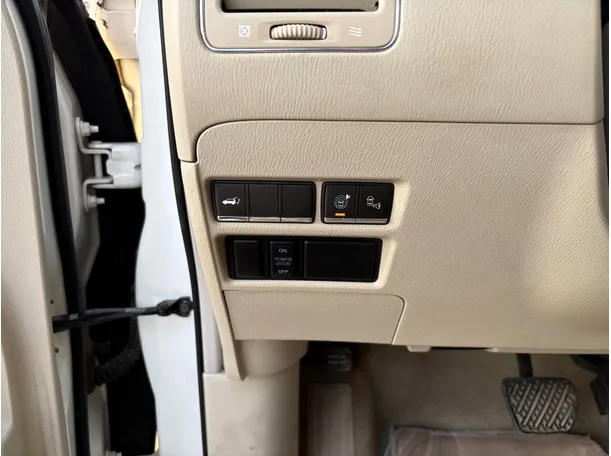 Car image 30
