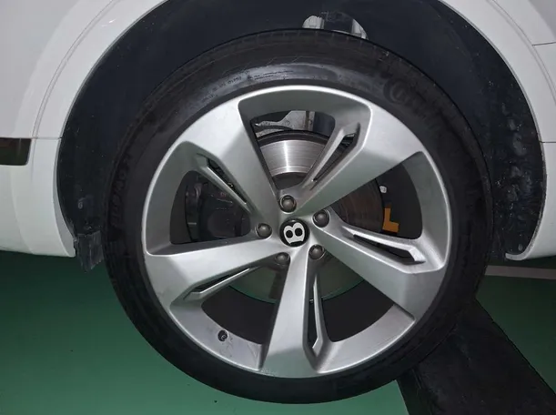 Car image 9