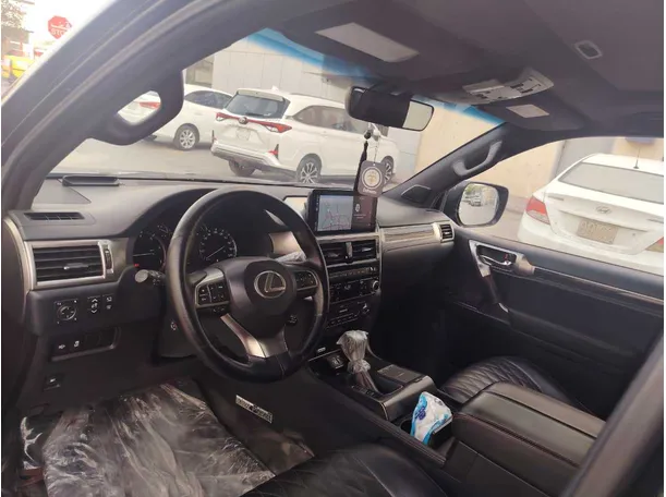Car image 14