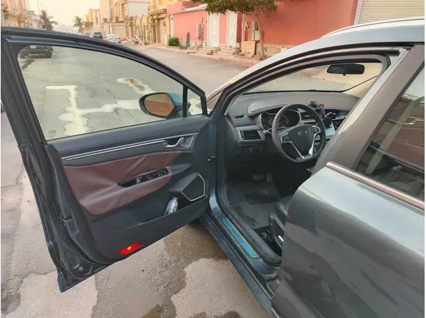 Car image 12