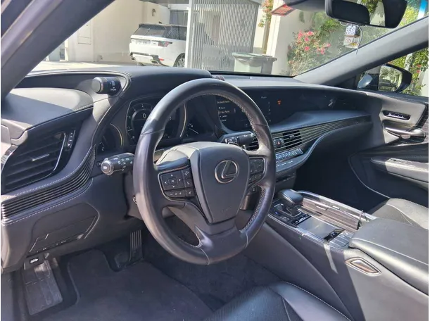 Car image 11