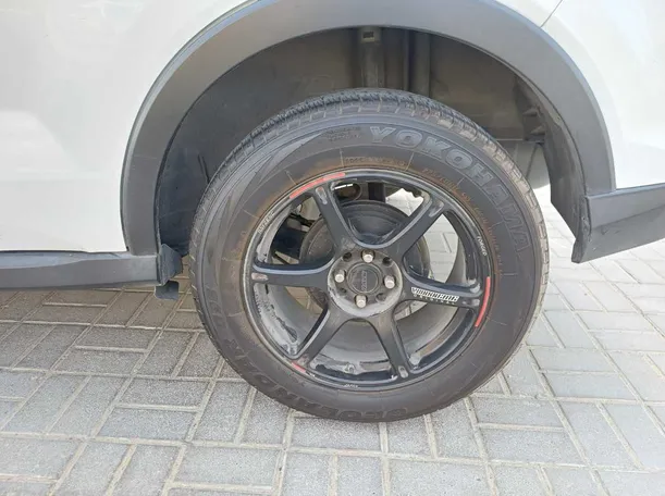 Car image 9