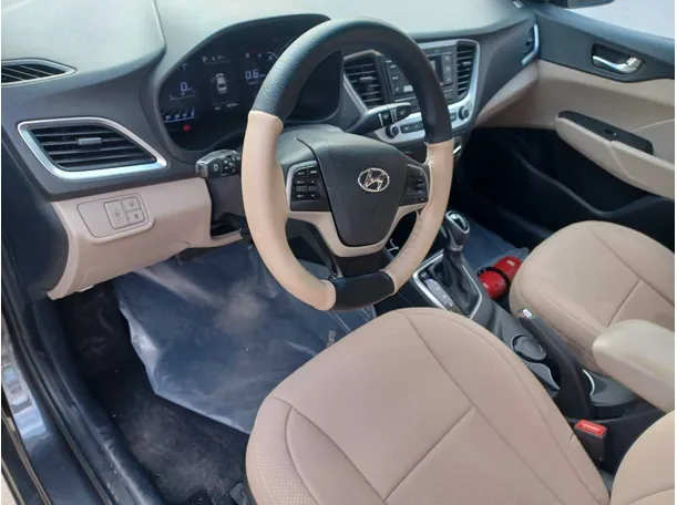 Car image 12