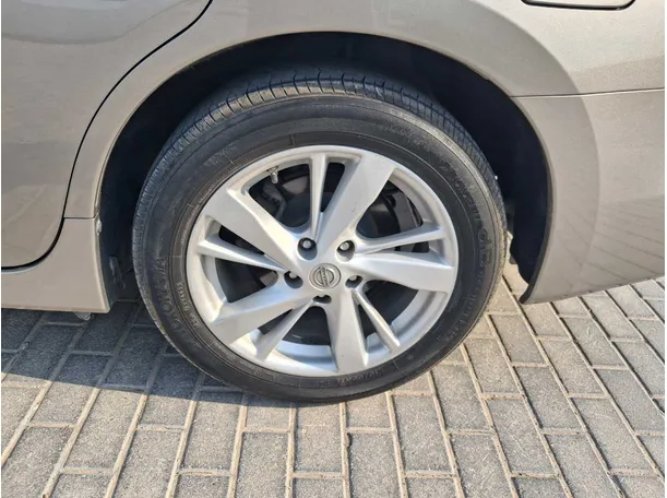 Car image 9
