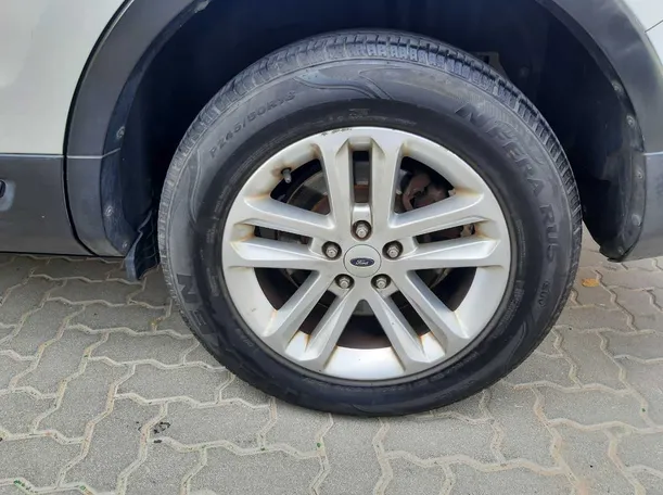 Car image 9