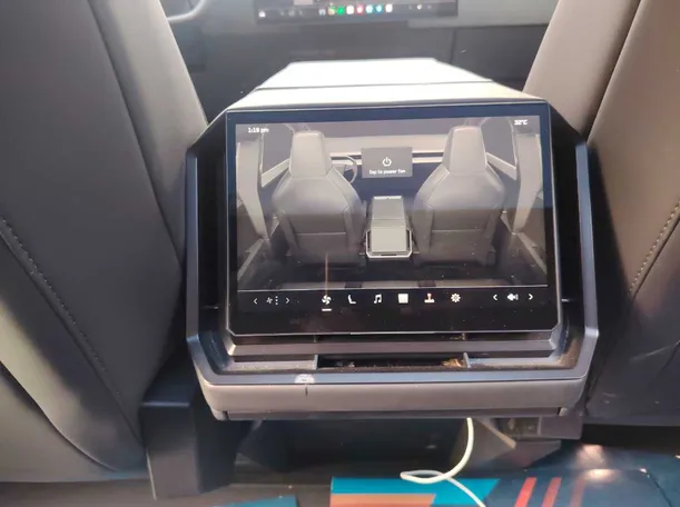 Car image 26