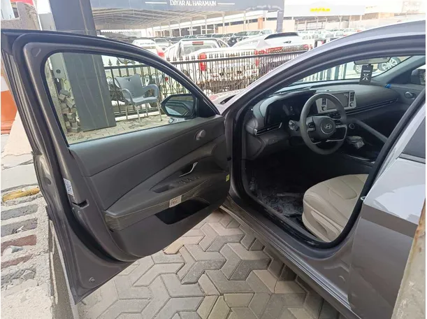 Car image 10