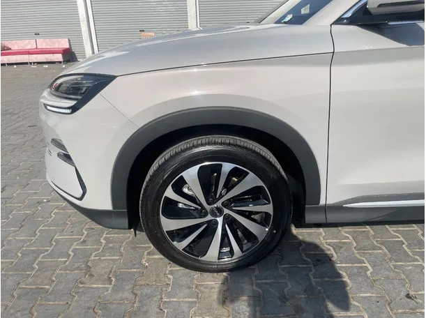 Car image 9