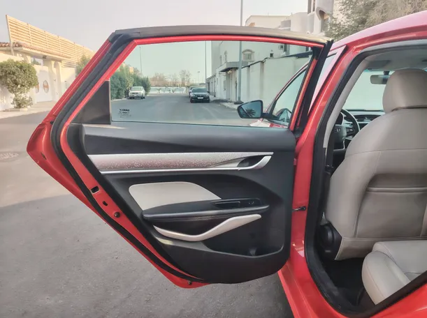 Car image 14