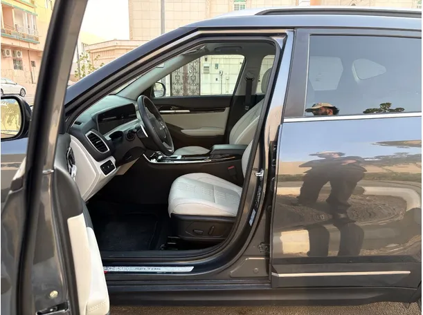 Car image 11