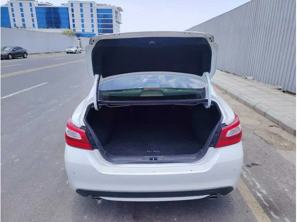 Car image 32