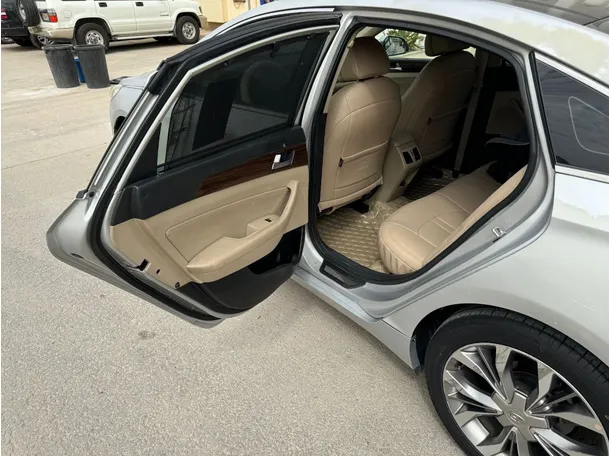 Car image 14