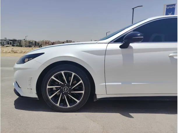Car image 9