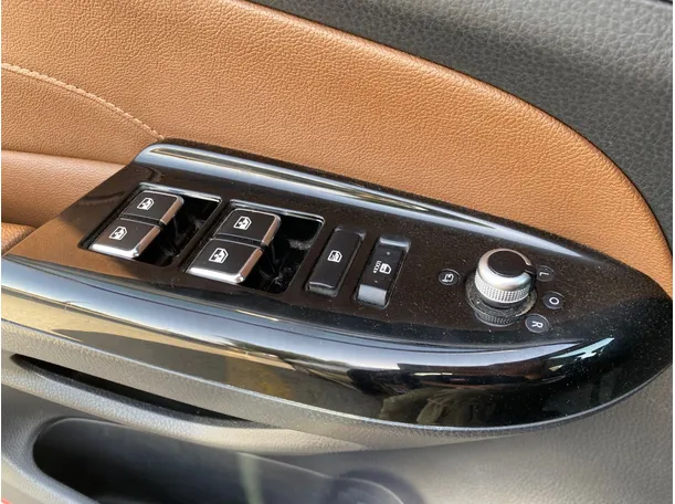 Car image 26
