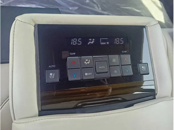 Car image 37