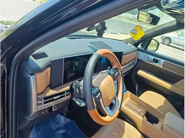 Car image 13