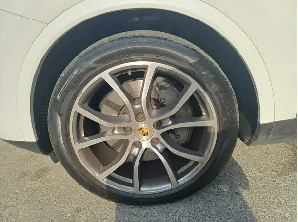 Car image 9