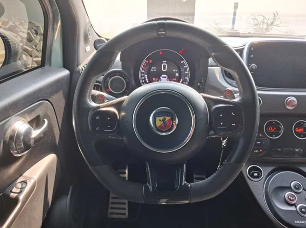 Car image 19