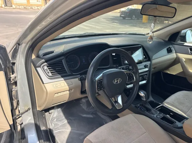 Car image 12