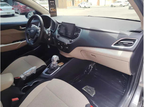 Car image 12