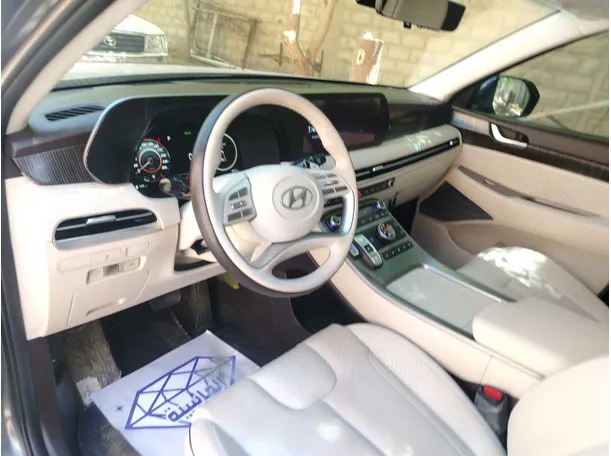 Car image 14
