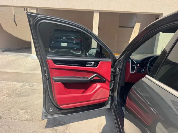 Car image 10