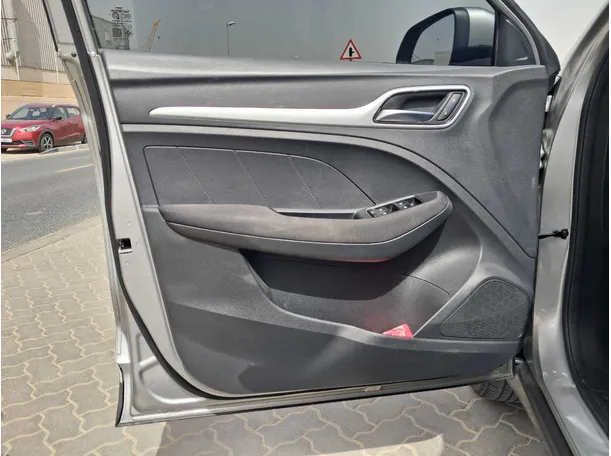 Car image 10