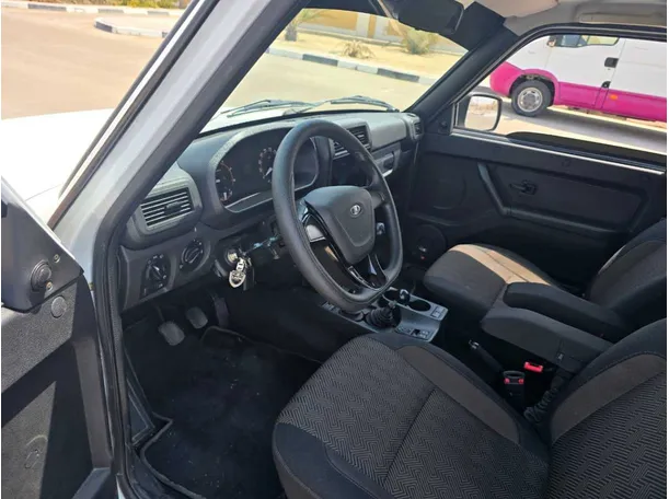 Car image 11