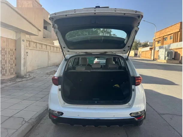 Car image 19