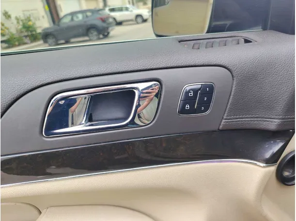 Car image 34