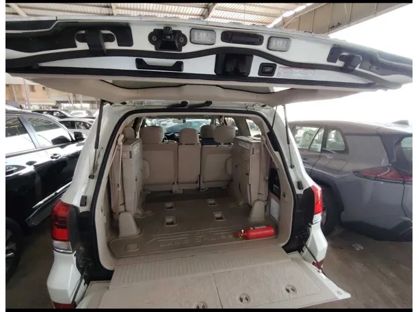 Car image 32