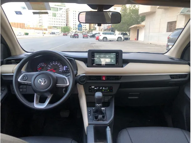 Car image 14